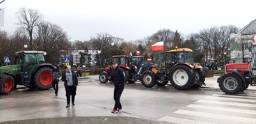 Kilkadziesiąt ciągników wyjechało dziś na drogi powiatu wieluńskiego. Rolnicy protestowali przeciw unijnej polityce rolnej